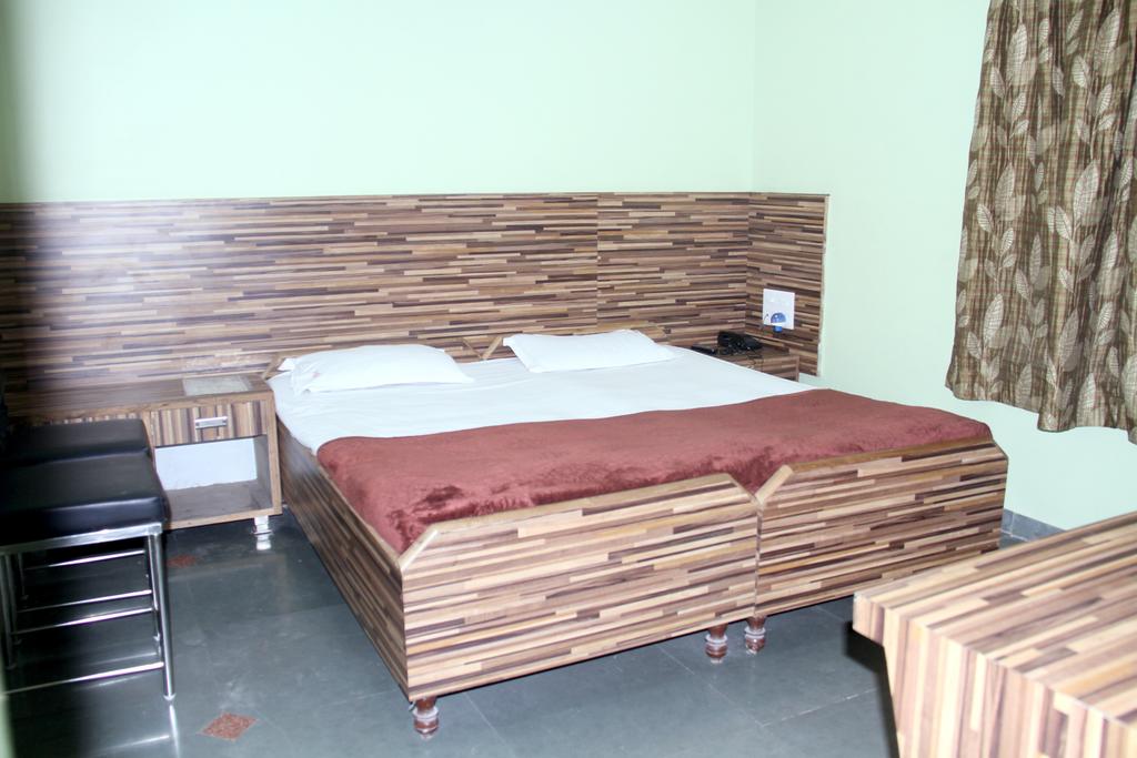 Hotel Gujrat-Delux Non AC